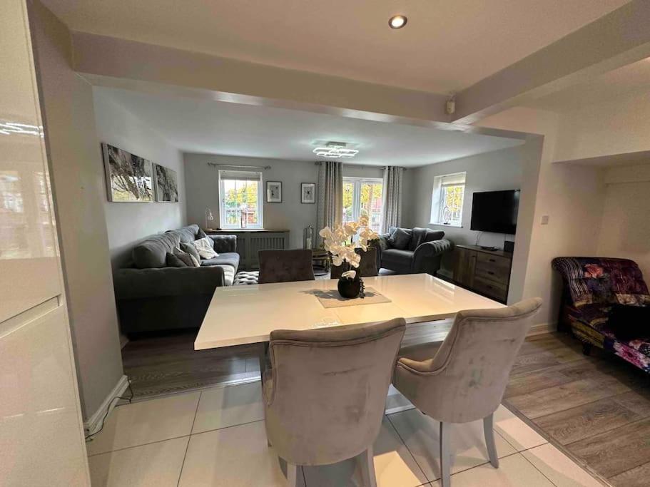 Waterside Mufc & Trafford Centre Townhouse 4 Bedroom Free Parking แมนเชสเตอร์ ภายนอก รูปภาพ